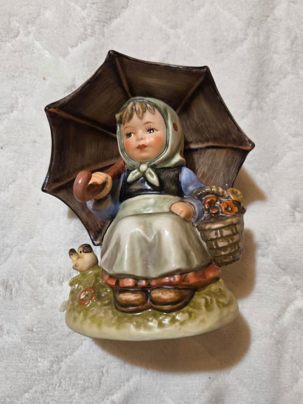 Goebel Hummel, Smiling Through, Special Collectors Club Edition #9